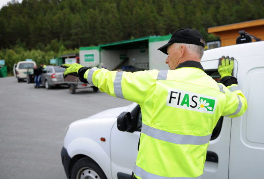 På gjenvinningsstasjonen kan du få hjelp til å sortere