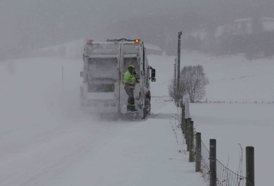 Bildet viser en komprimatorbil i snø og kaldt vær