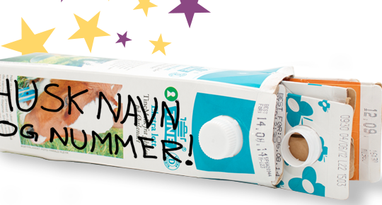 Kartongkubbe med navn og telefonnummer, klar for kartonglotteriet