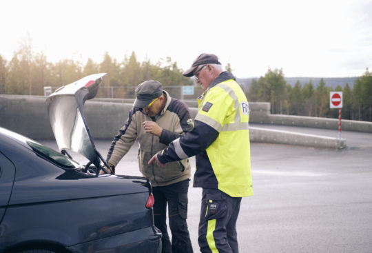Operatør på FIAS sin gjenvinningsstasjon guider kunde
