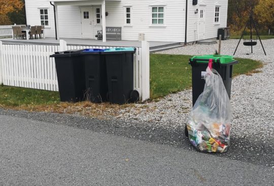 Grønn dunk med plastsekk