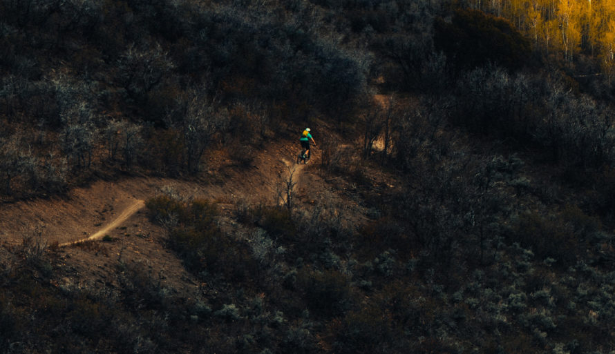 Syklist på sti i fjellside. Foto: Hunter Bryant, Unsplash
