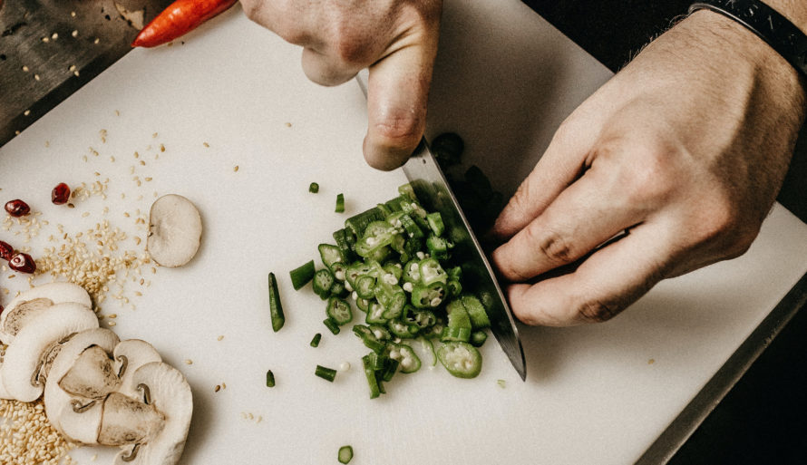 Kutting av sopp og grønn chili. Foto: Jonathan Borba, Unsplash