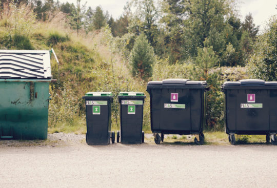 Utvidet returpunkt med dunker for plastemballasje og matavfall