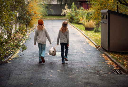 To barn går mot et kildesorteringsskap for å kaste en pose. Foto Loop ved Oda Hveem