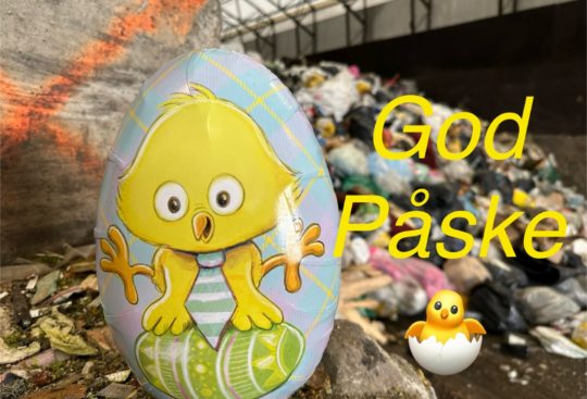 Påskeegg foran restavfall med teksten "God påske"