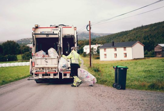 Henting av plastemballasje på rute