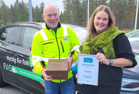 Henning Alme og Maren Hernes i FIAS holder kake og diplom som skal deles ut til vinneren av 100.000 i Returkartonglotteriet